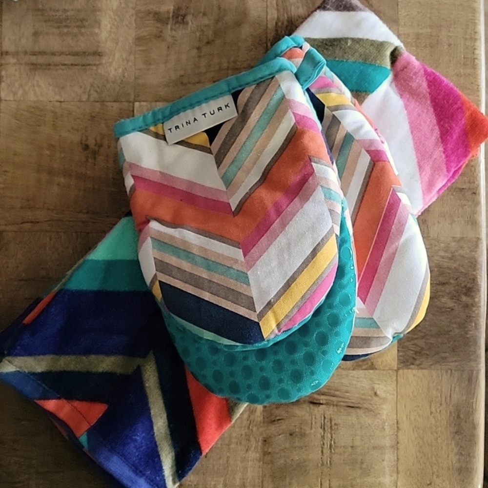 Trina Turk set of kitchen towels and mini mitts